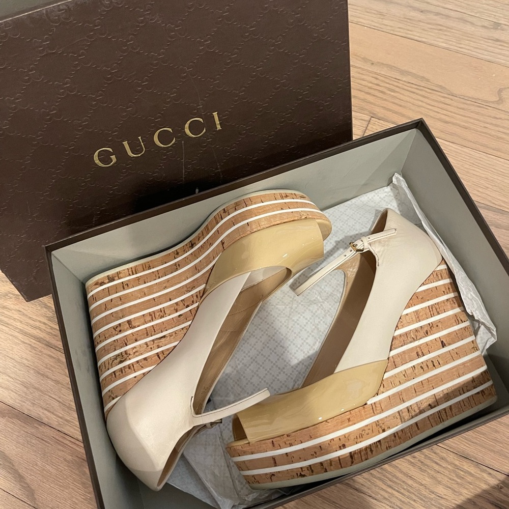 GUCCI STRIPED WEDGE, EILIN CREAM LEATHER & TAN PATENT SIZE 38, 4.75” heel